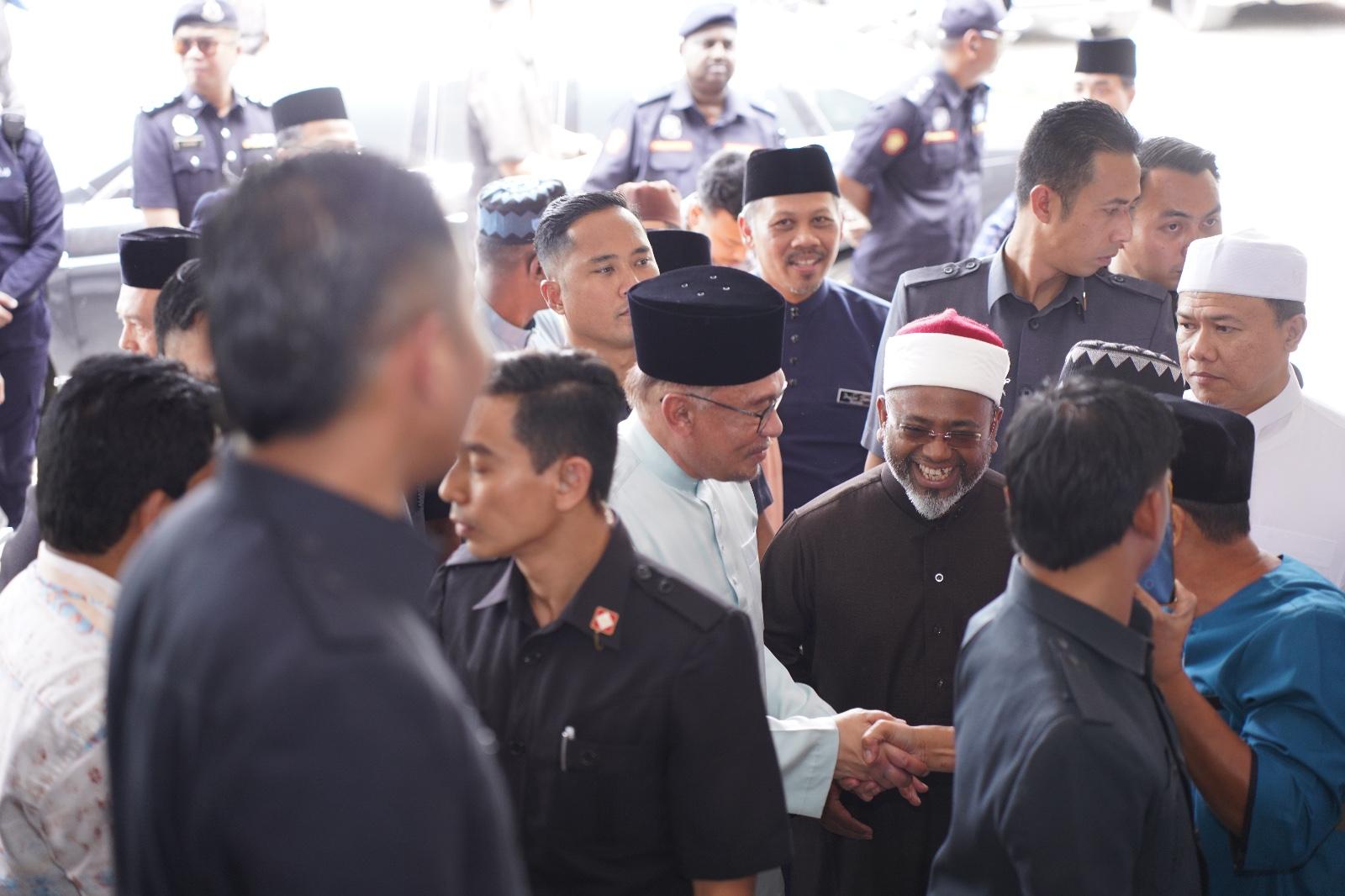 LAWATAN YAB PERDANA MENTERI DATO’ SERI ANWAR IBRAHIM KE SELAYANG