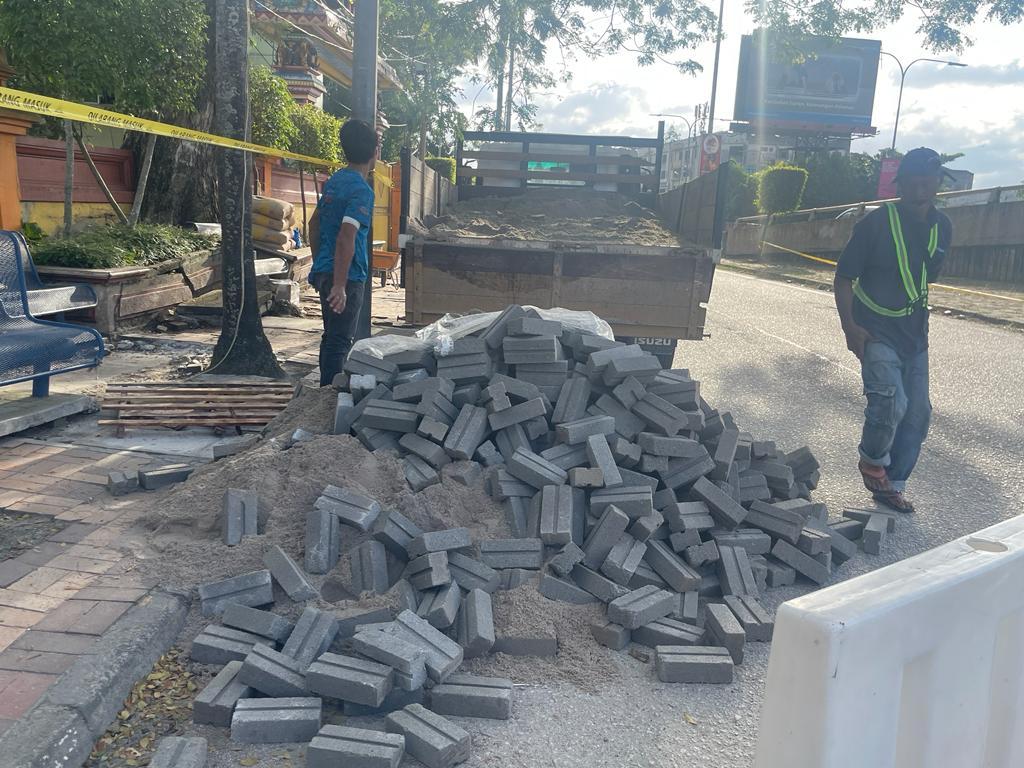 KERJA-KERJA PEMBAIKAN PAVER PERJALAN KAKI DAN PLANTER BOX