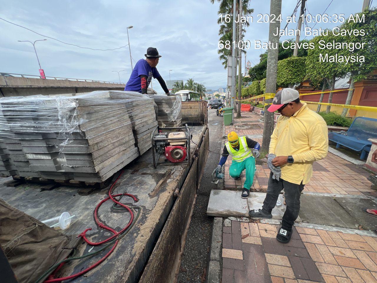 KERJA-KERJA PEMBAIKAN PENUTUP LONGKANG YANG ROSAK