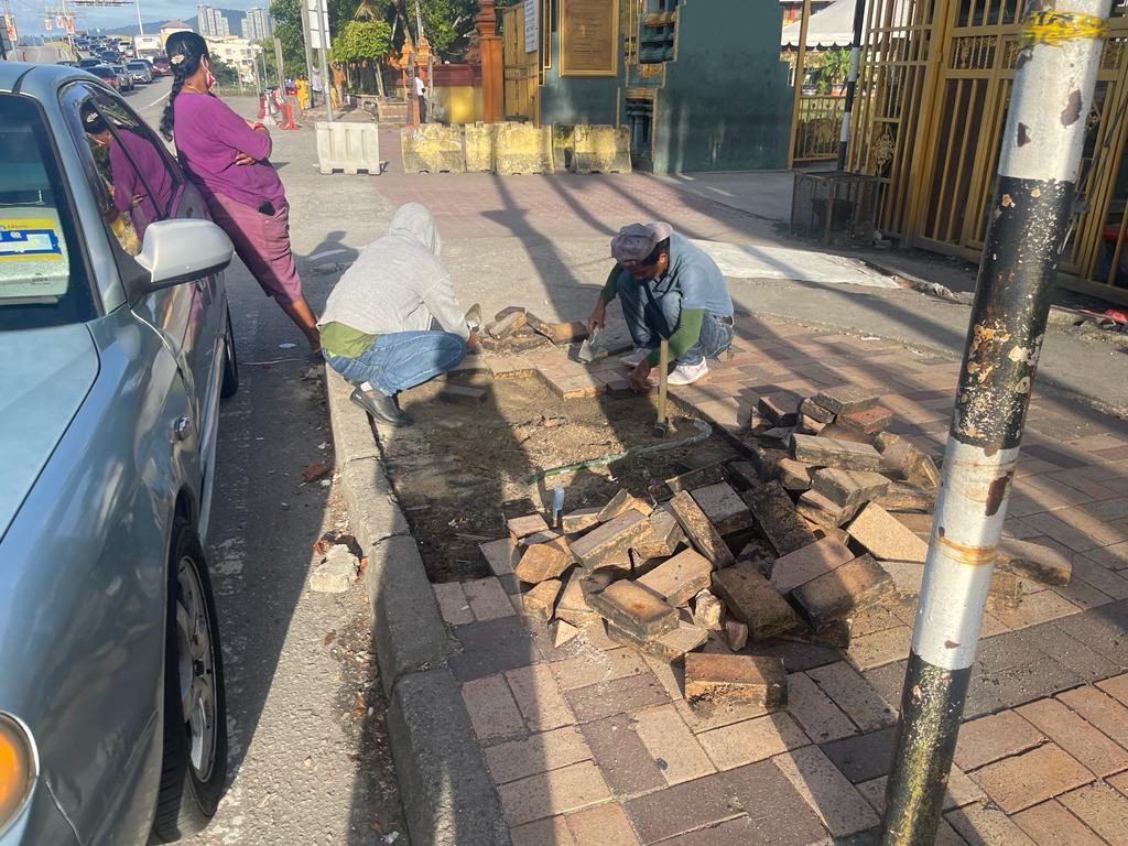 KERJA-KERJA PEMBAIKAN PAVER PERJALAN KAKI DAN PLANTER BOX