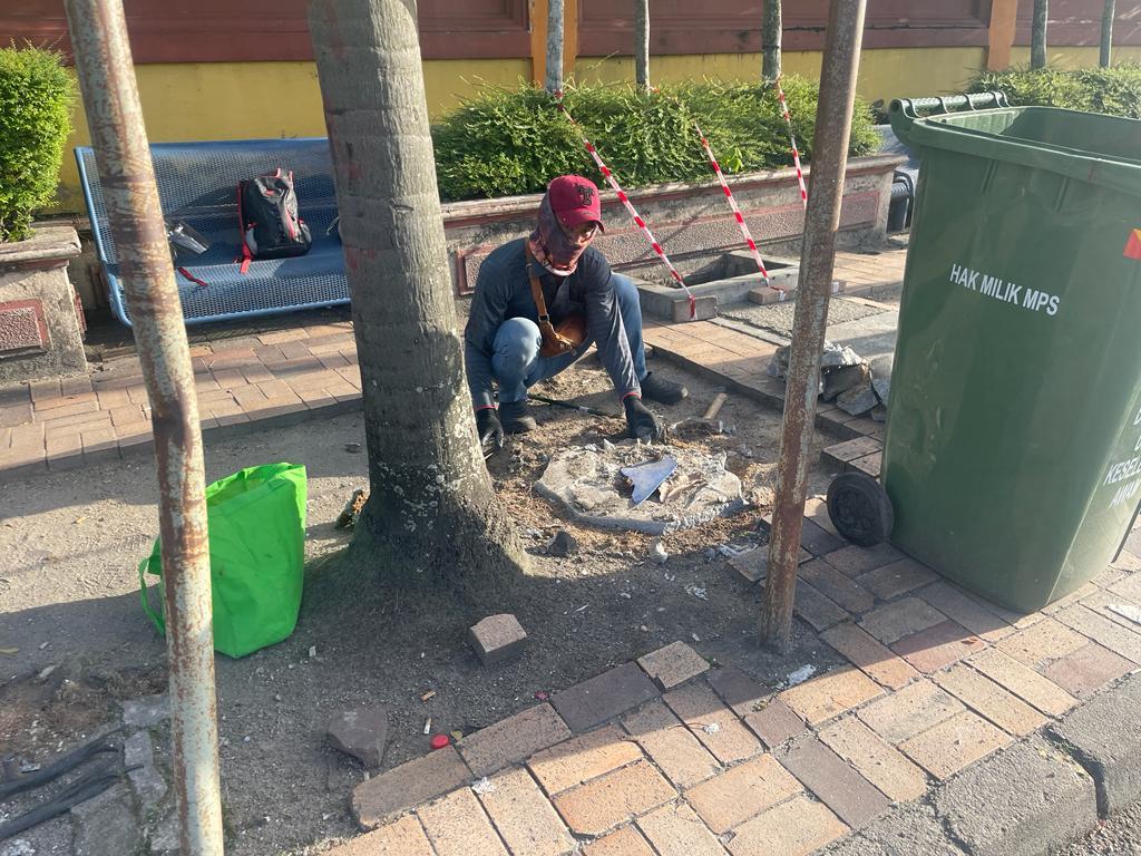 KERJA-KERJA PEMBAIKAN PAVER PERJALAN KAKI DAN PLANTER BOX