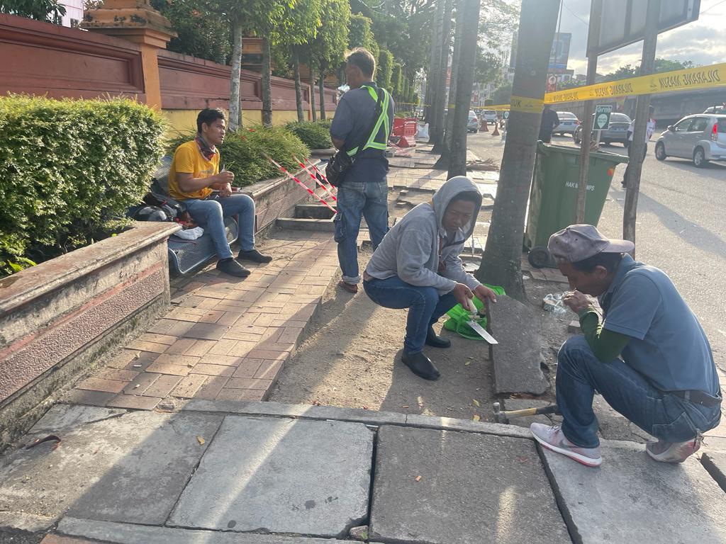 KERJA-KERJA PEMBAIKAN PAVER PERJALAN KAKI DAN PLANTER BOX