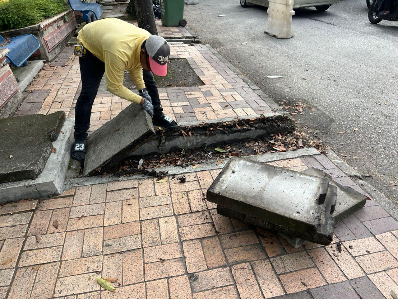 KERJA-KERJA PEMBAIKAN PENUTUP LONGKANG YANG ROSAK