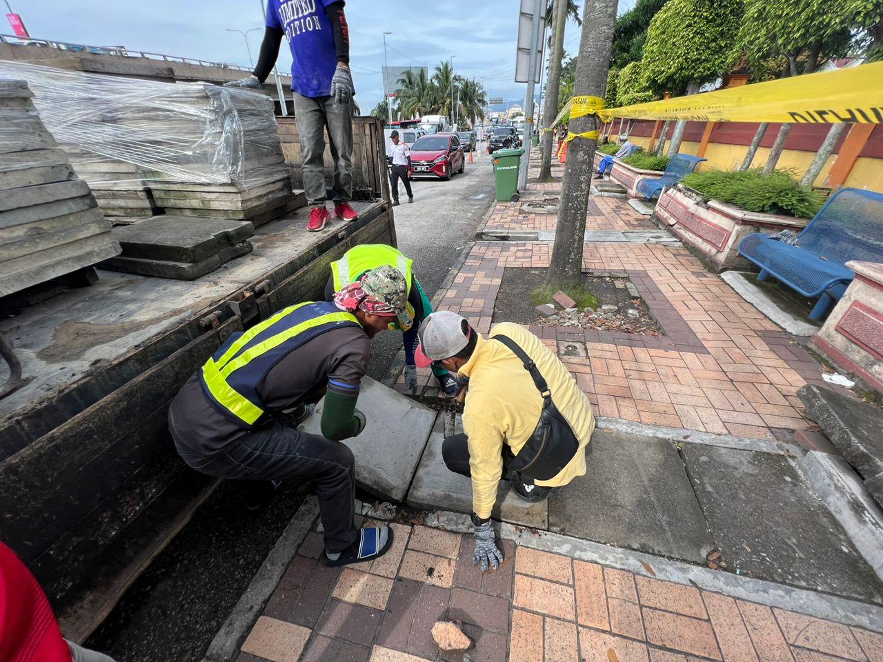 KERJA-KERJA PEMBAIKAN PENUTUP LONGKANG YANG ROSAK