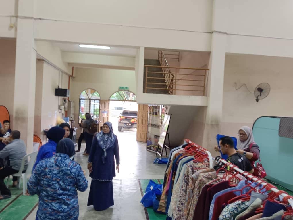 SUMBANGAN PAKAIAN KEPADA MANGSA KEBAKARAN