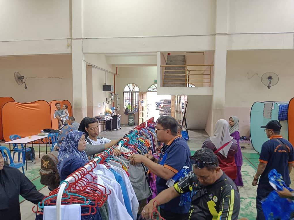SUMBANGAN PAKAIAN KEPADA MANGSA KEBAKARAN