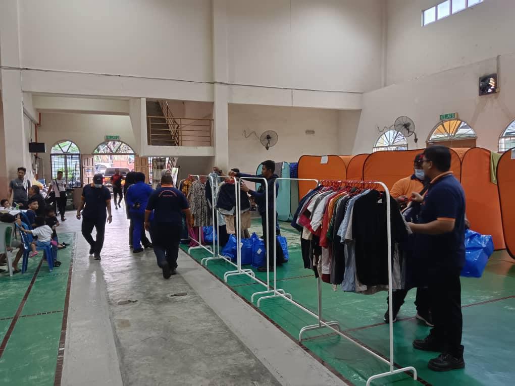 SUMBANGAN PAKAIAN KEPADA MANGSA KEBAKARAN