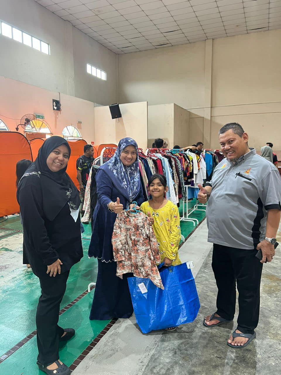 SUMBANGAN PAKAIAN KEPADA MANGSA KEBAKARAN