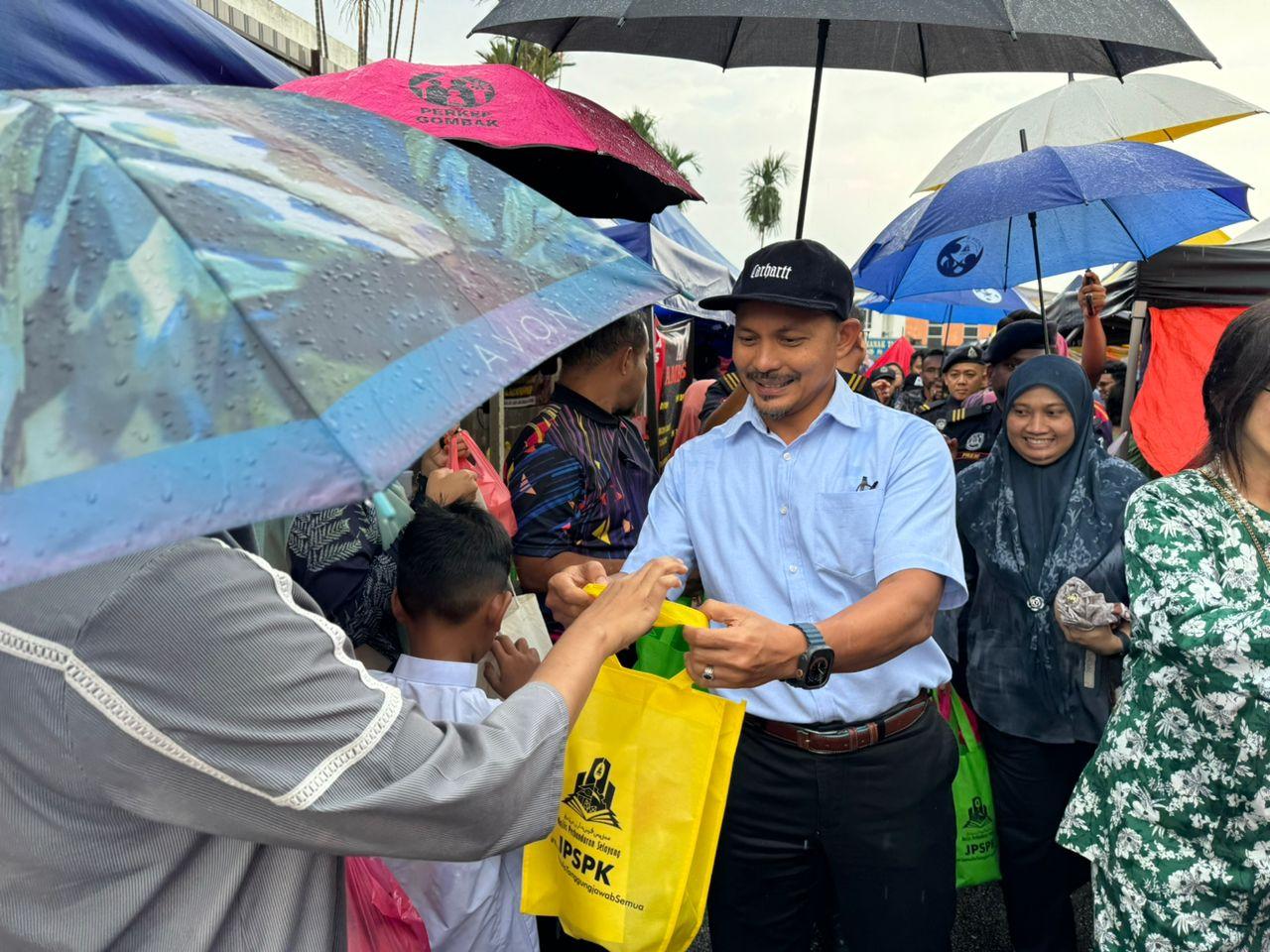 PROGRAM SERAHAN BEKAS MAKANAN BERTUTUP KEPADA PENGUNJUNG BAZAR RAMADAN