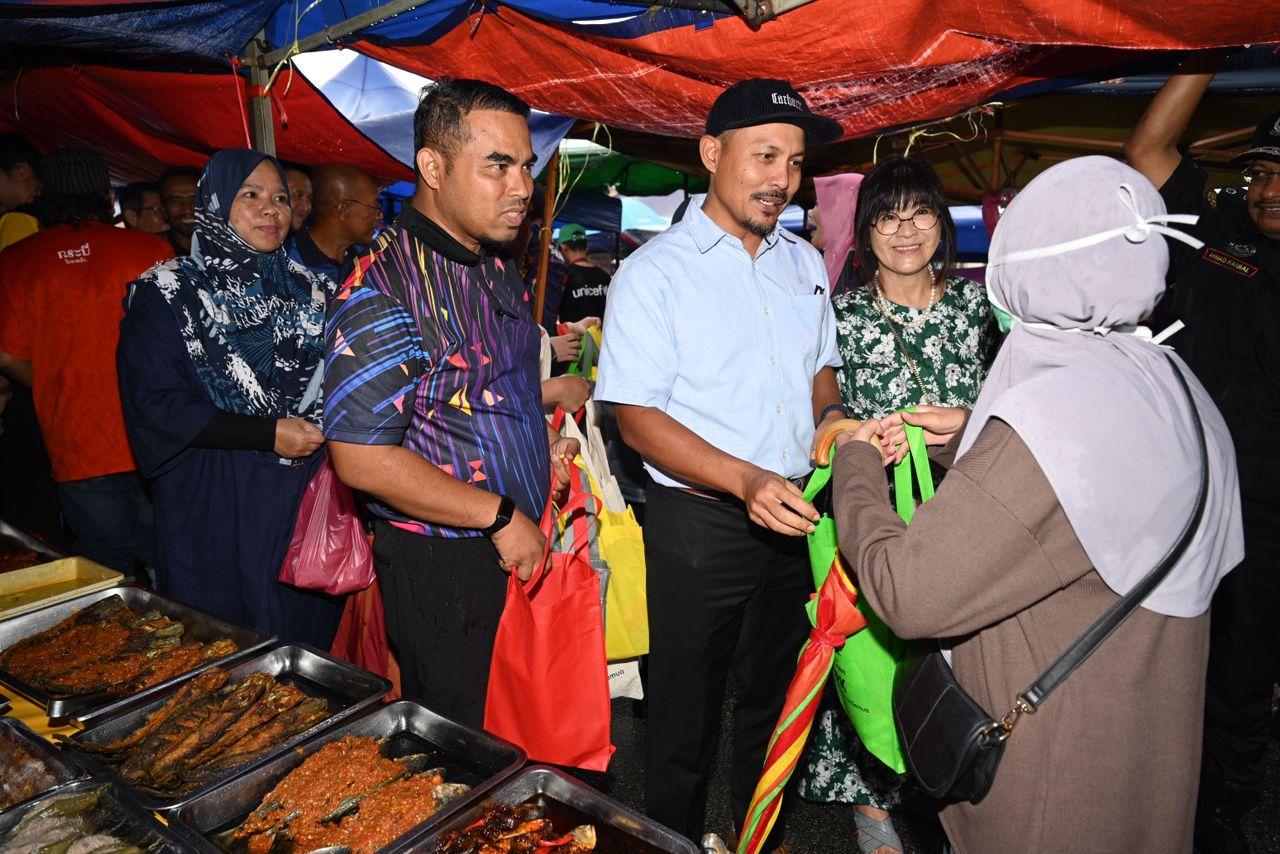 PROGRAM SERAHAN BEKAS MAKANAN BERTUTUP KEPADA PENGUNJUNG BAZAR RAMADAN