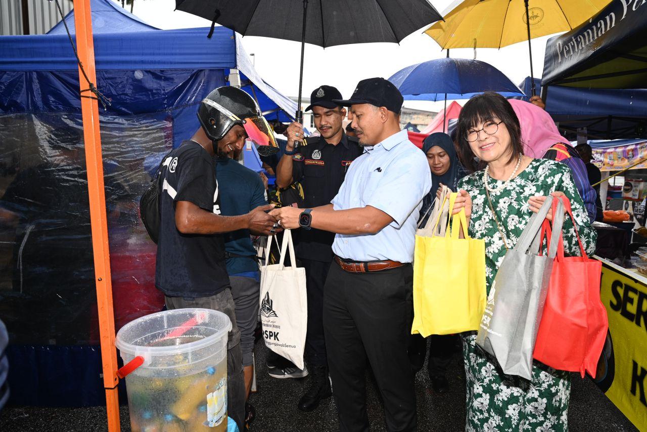 PROGRAM SERAHAN BEKAS MAKANAN BERTUTUP KEPADA PENGUNJUNG BAZAR RAMADAN
