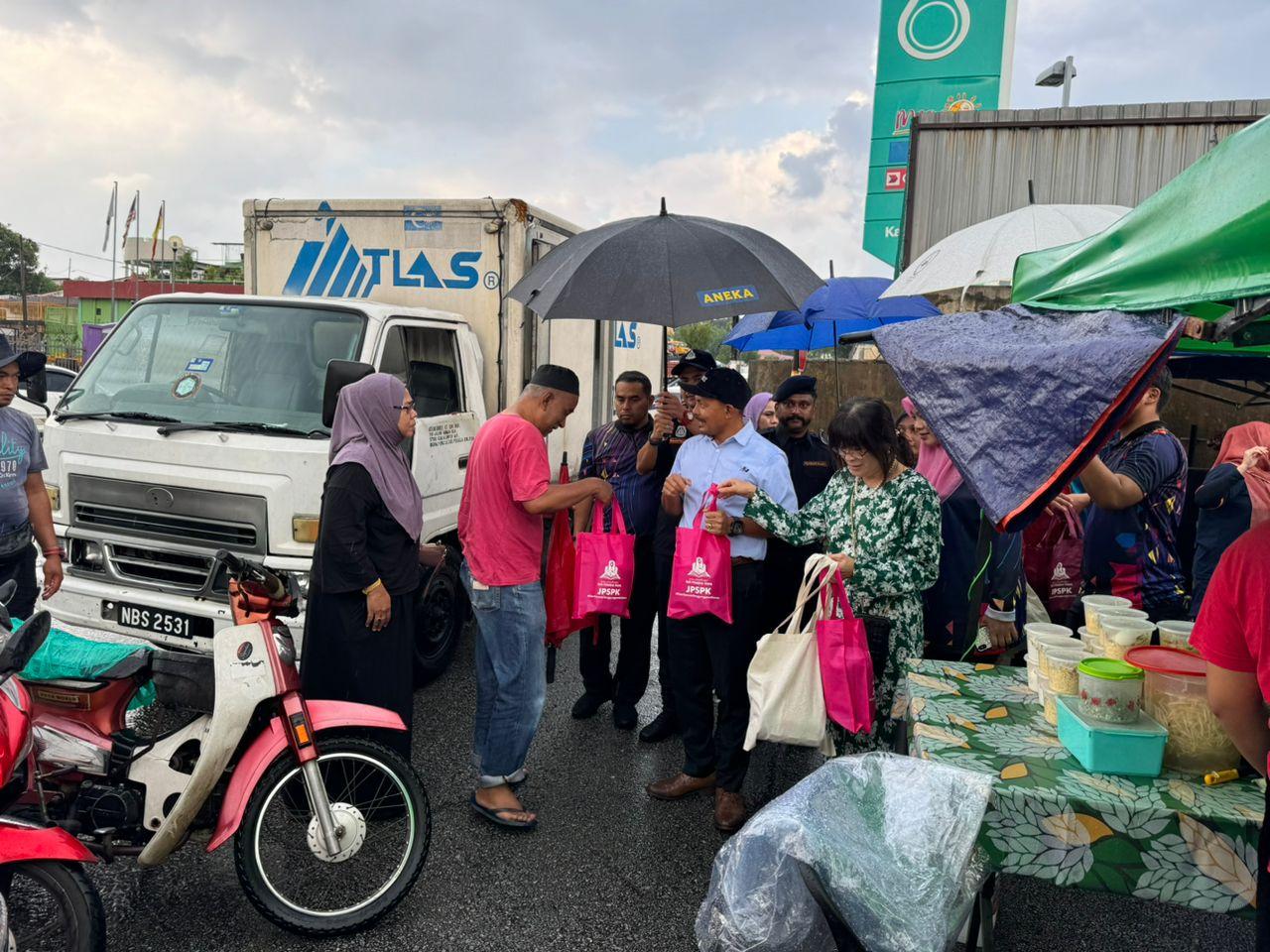 PROGRAM SERAHAN BEKAS MAKANAN BERTUTUP KEPADA PENGUNJUNG BAZAR RAMADAN