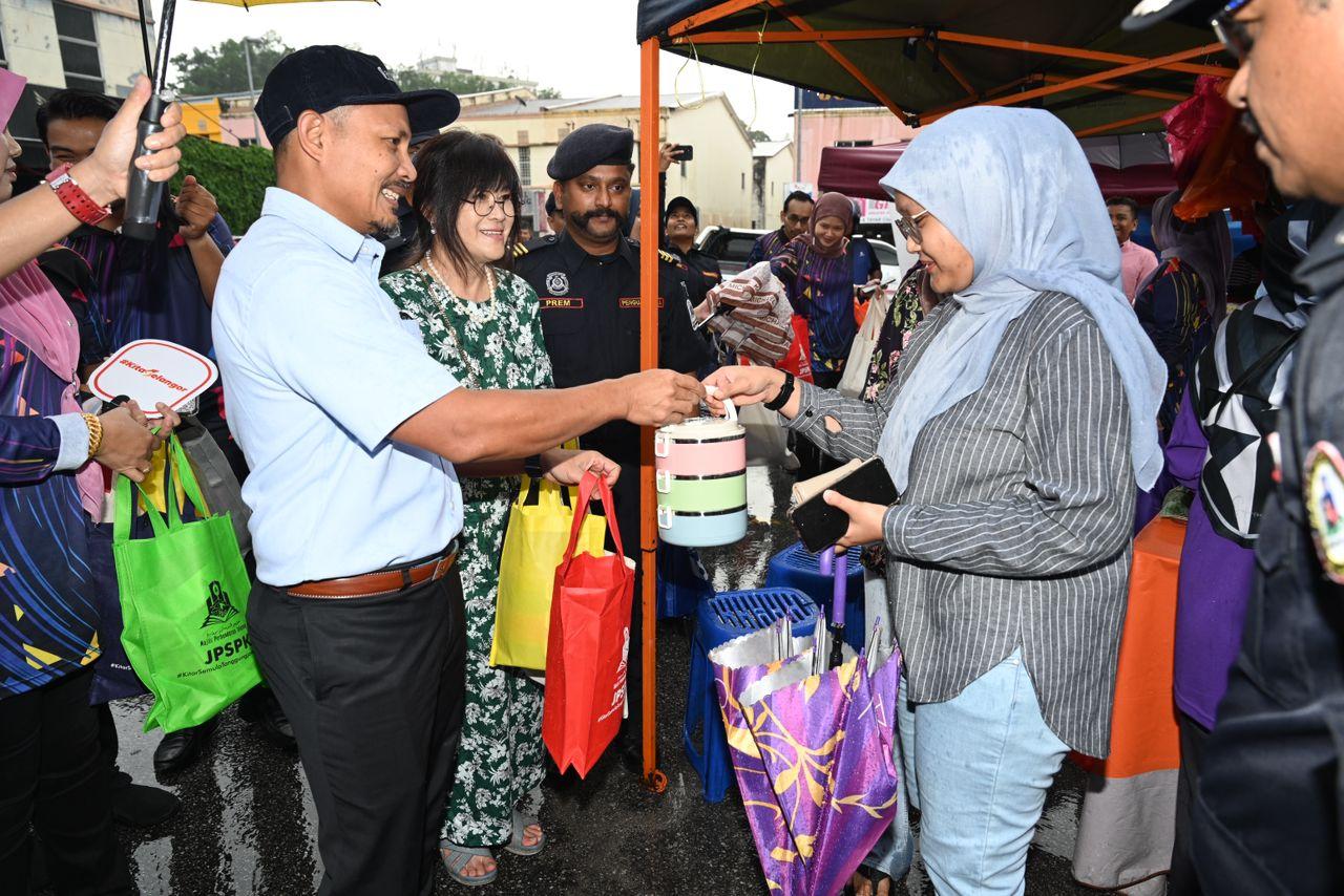 PROGRAM SERAHAN BEKAS MAKANAN BERTUTUP KEPADA PENGUNJUNG BAZAR RAMADAN