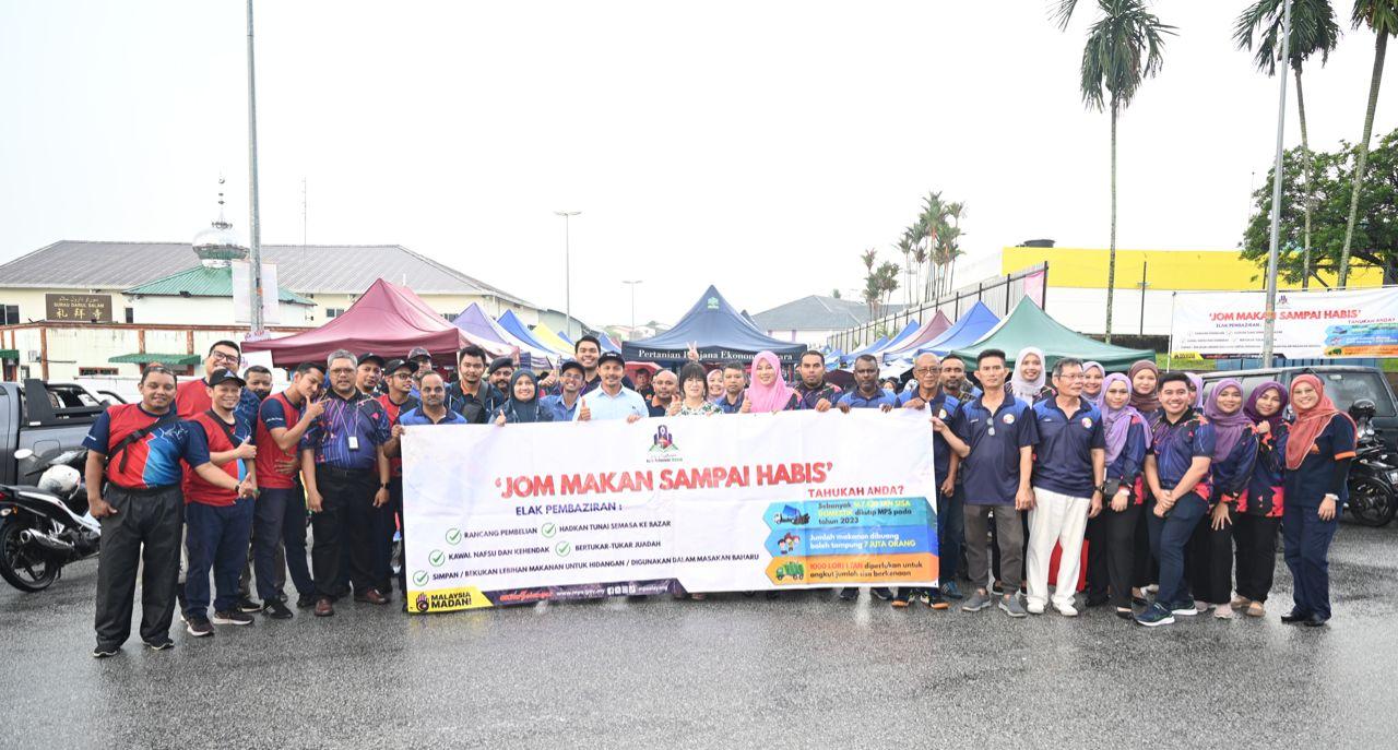 PROGRAM SERAHAN BEKAS MAKANAN BERTUTUP KEPADA PENGUNJUNG BAZAR RAMADAN