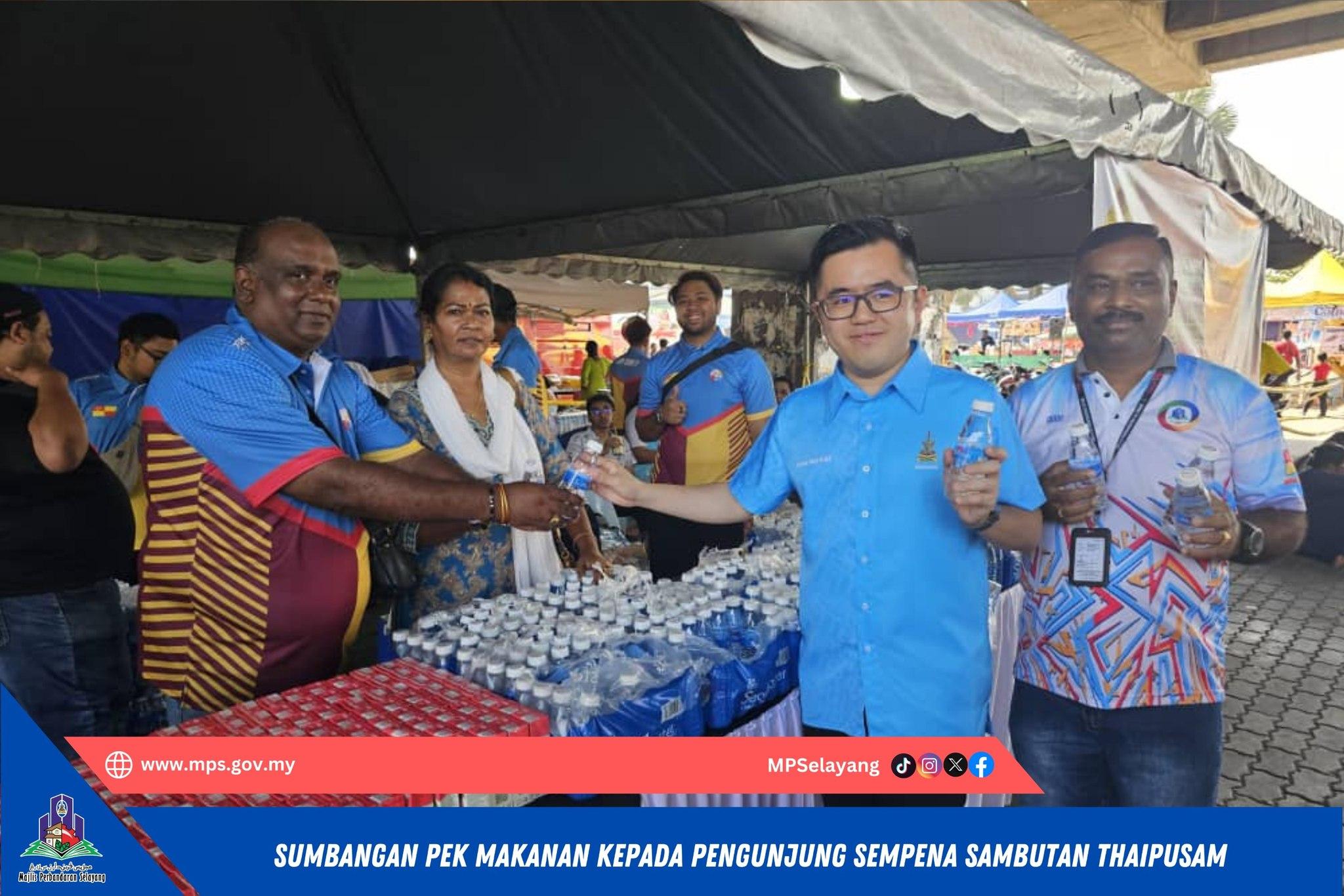 SUMBANGAN PEK MAKANAN KEPADA PENGUNJUNG SEMPENA SAMBUTAN THAIPUSAM