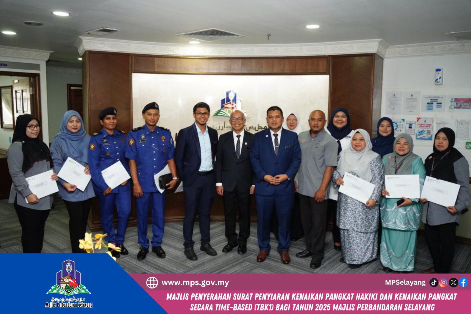 MAJLIS PENYERAHAN SURAT PENYIARAN KENAIKAN PANGKAT HAKIKI