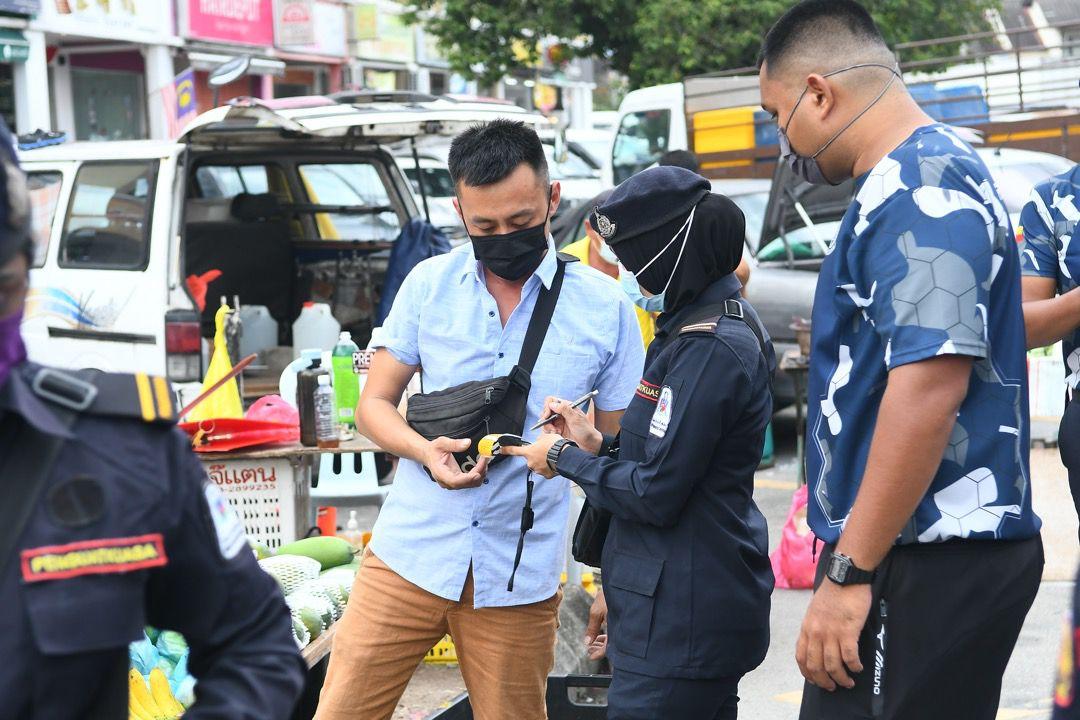 Kafe Langgar SOP PPN Fasa 2 Dan Operasi Sitaan Penjaja Di Petak Parkir Selayang Jaya