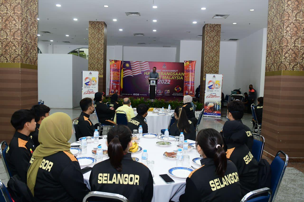 Majlis Penyerahan Sumbangan Dan Bendera Kepada Pasukan Angkat SUKMA Negeri Selangor