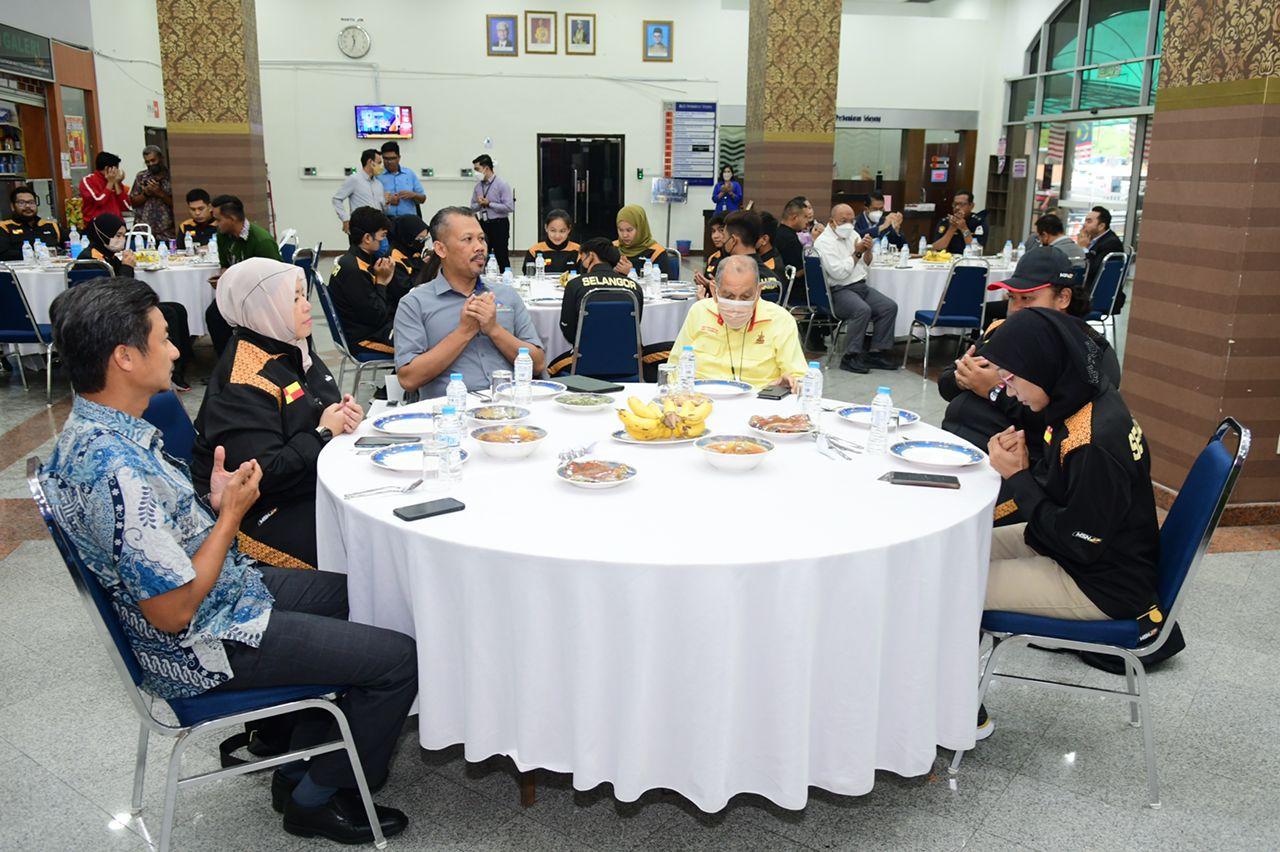 Majlis Penyerahan Sumbangan Dan Bendera Kepada Pasukan Angkat SUKMA Negeri Selangor