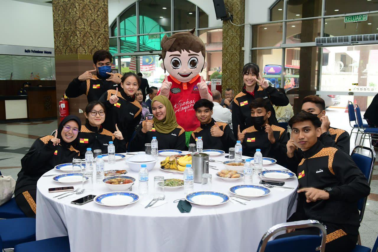 Majlis Penyerahan Sumbangan Dan Bendera Kepada Pasukan Angkat SUKMA Negeri Selangor