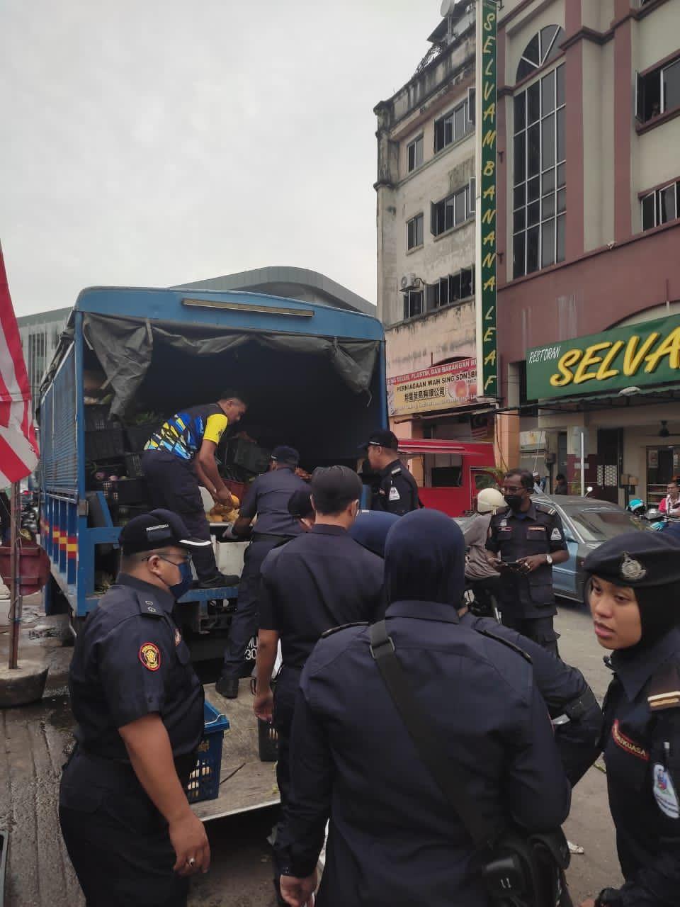 Operasi Membanteras Penjaja Warga Asing