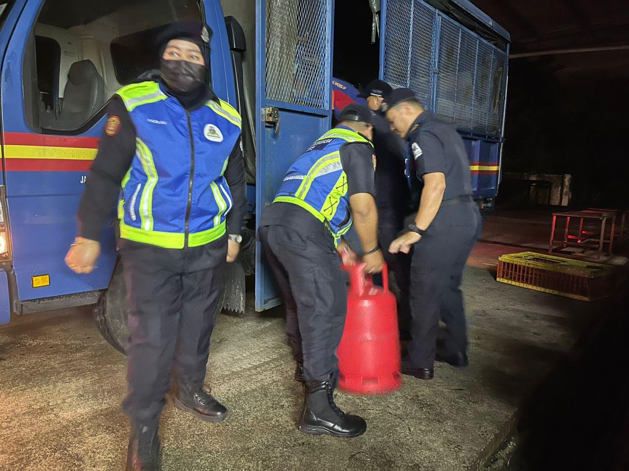 Kilang Memproses Ayam Tanpa Lesen Diserbu