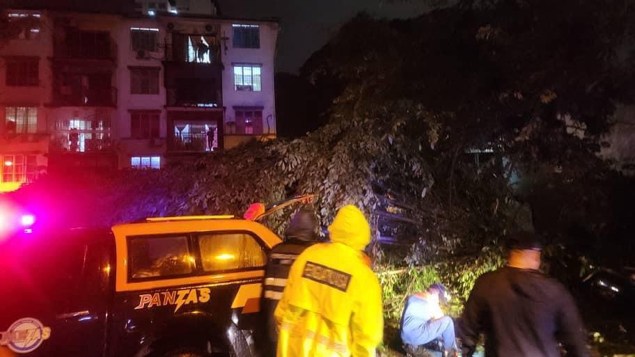 Kerja-Kerja Pembersihan Oleh Anggota Unit Pantas