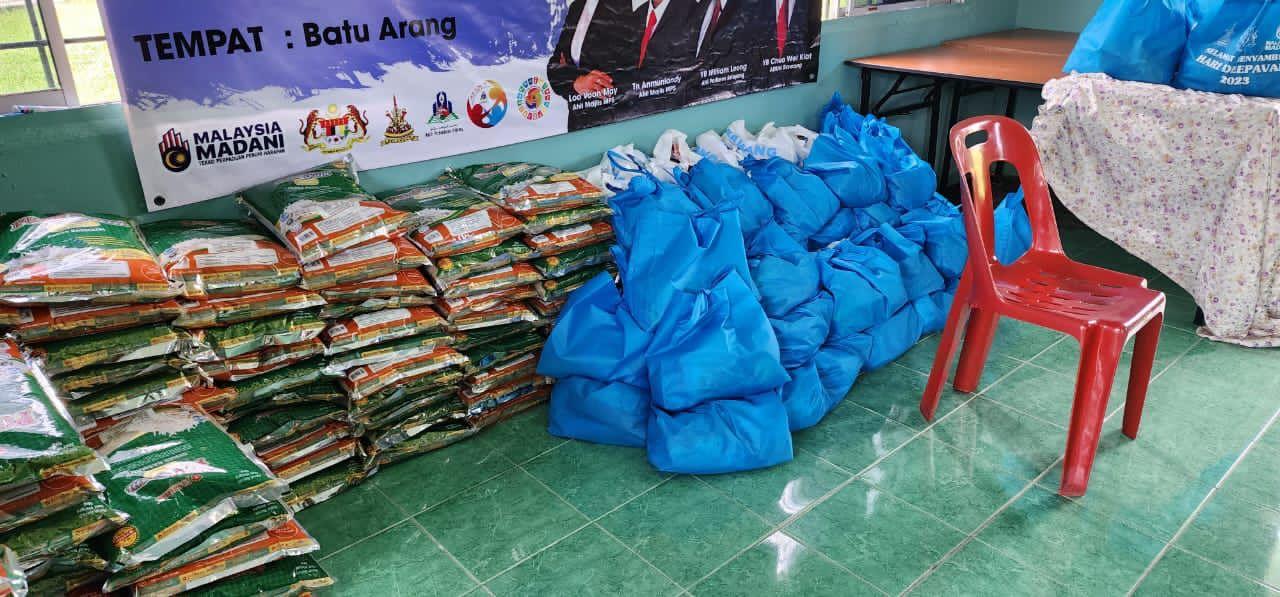 Sumbangan Barang Keperluan Sempena Perayaan Deepavali Oleh Ahli Majlis MPS Zon 18