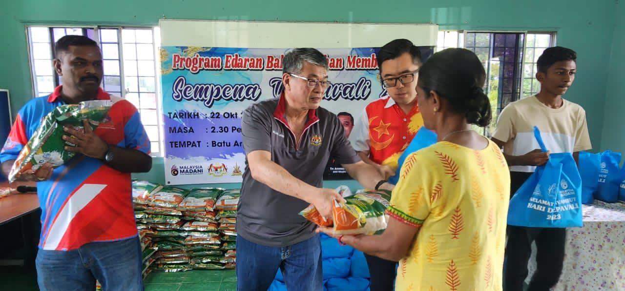 Sumbangan Barang Keperluan Sempena Perayaan Deepavali Oleh Ahli Majlis MPS Zon 18