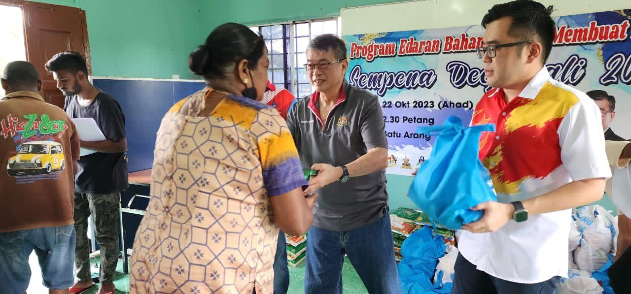 Sumbangan Barang Keperluan Sempena Perayaan Deepavali Oleh Ahli Majlis MPS Zon 18