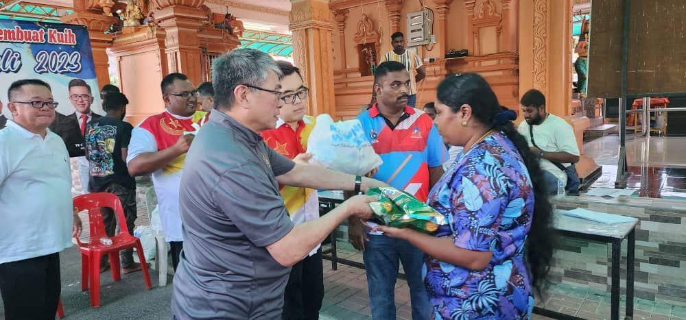 Sumbangan Barang Keperluan Sempena Perayaan Deepavali Oleh Ahli Majlis MPS Zon 18