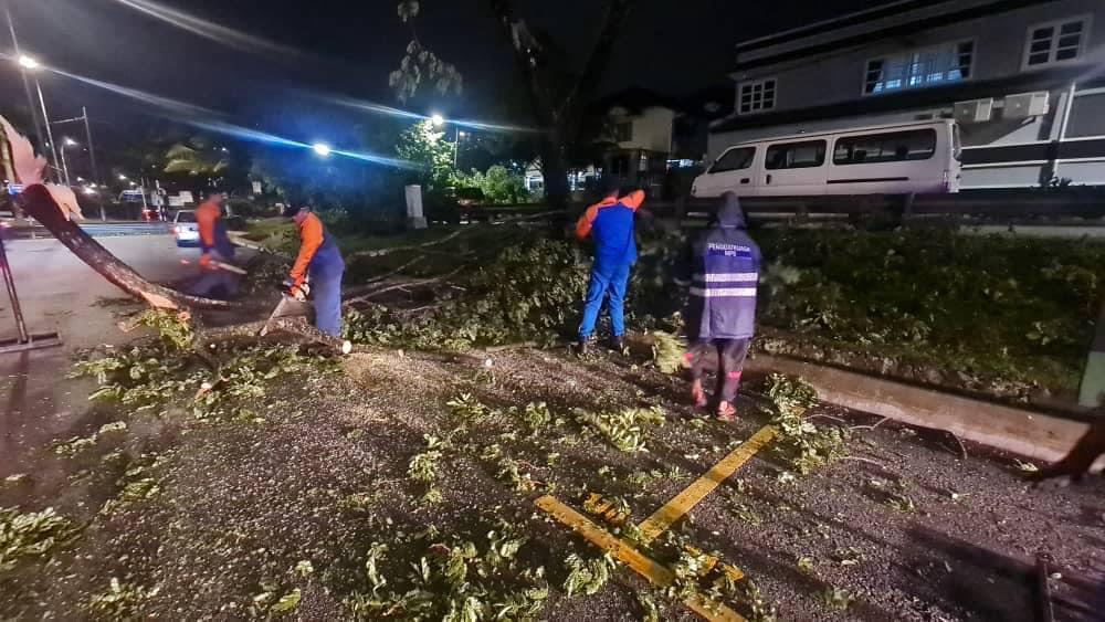 Lagi Kerja-Kerja Pembersihan Oleh Anggota Unit Pantas