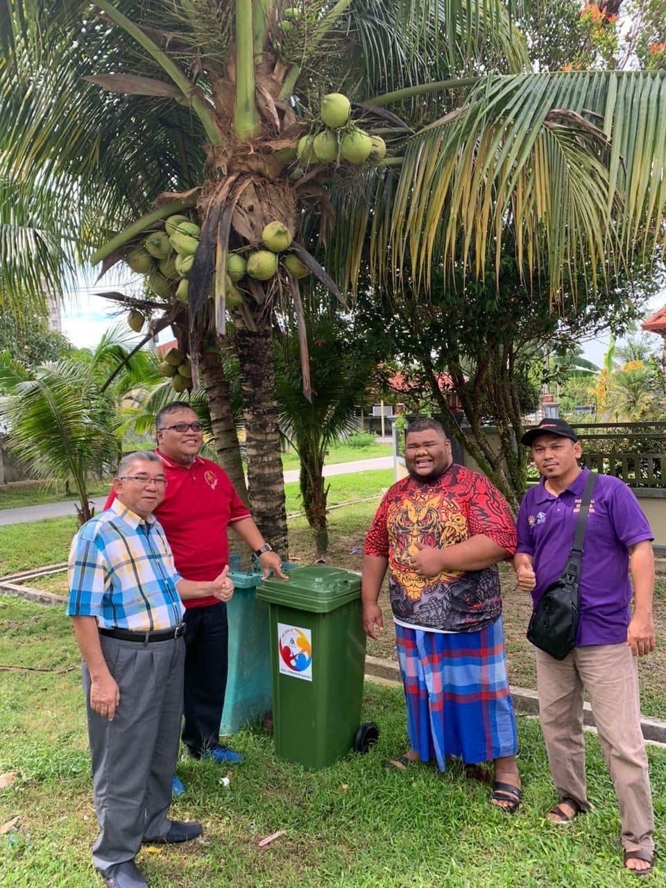 Sumbangan Tong Sampah Kepada Penduduk Kampung Permata