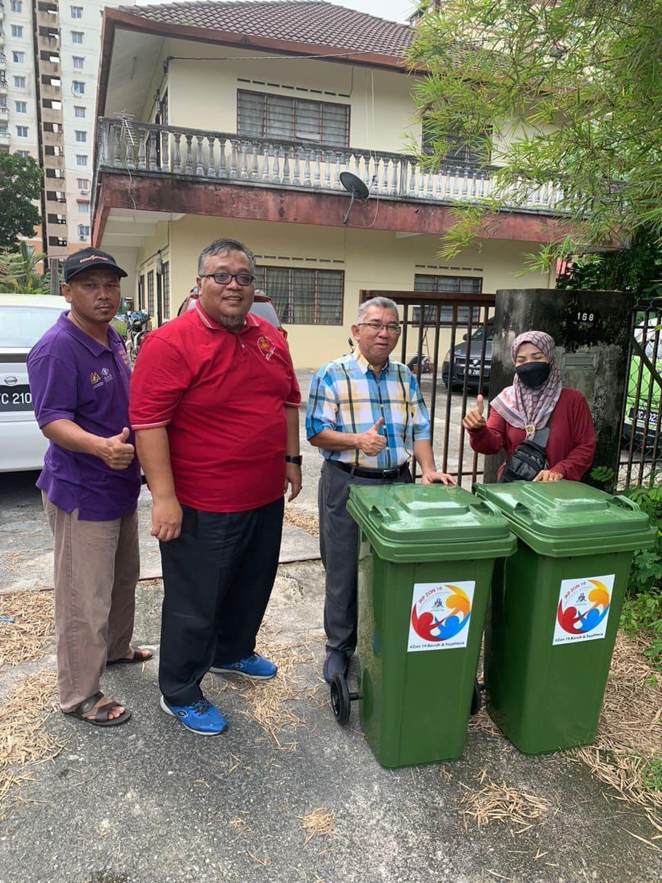 Sumbangan Tong Sampah Kepada Penduduk Kampung Permata