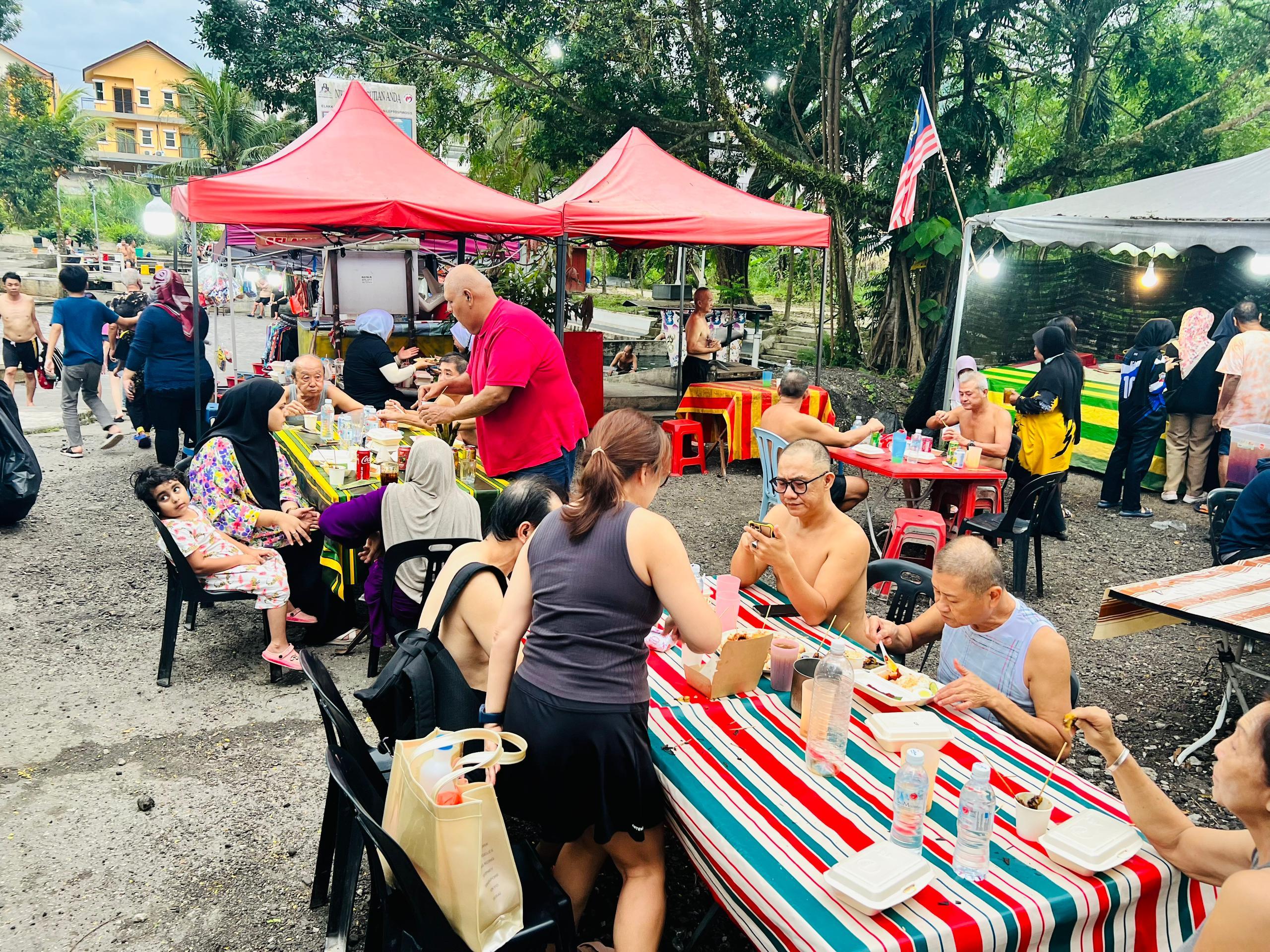 Majlis Minum Petang Bersama Pengunjung Kolam Air Panas Selayang