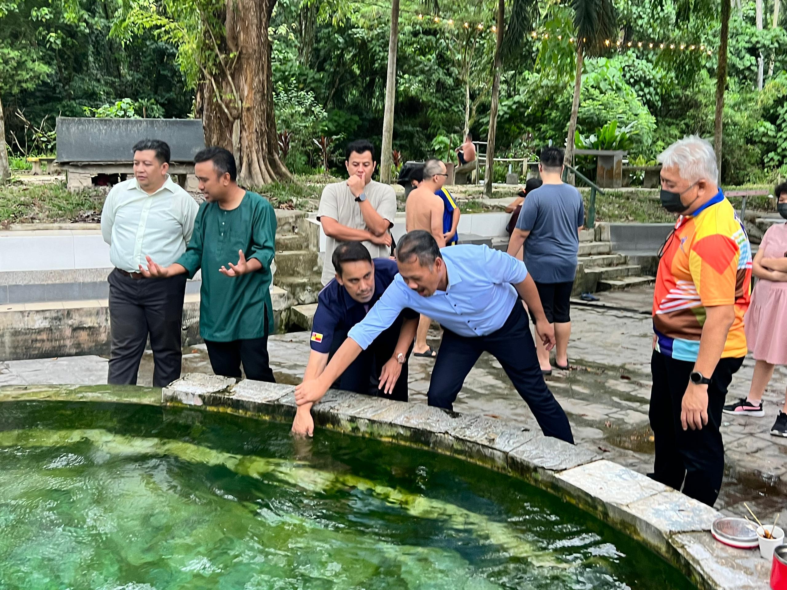 Majlis Minum Petang Bersama Pengunjung Kolam Air Panas Selayang
